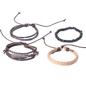 Vintage mehrlagiges Lederarmband Set mit Metallblatt-Anhänger und verstellbarer Kordel
