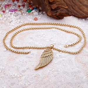 Halskette mit Engel-Anhänger in Gold und Zirkonia im Hip-Hop-Stil auf weißem Sand