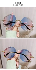 Dettaglio di occhiali da sole senza montatura con lenti sfumate blu-rosa e strass lucidi