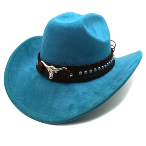 Dettaglio cappello da cowboy scamosciato color petrolio con emblema longhorn e borchie