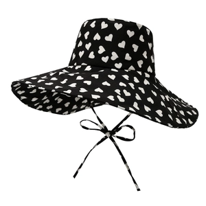 Cappello parasole a tesa larga con stampa a cuori e laccetto regolabile nero e bianco