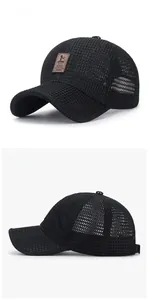 Détail de la casquette de baseball en mesh noir respirant avec patch logo en cuir marron