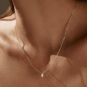 Collier élégant en argent sterling S925 avec pendentif moissanite poire sur mannequin