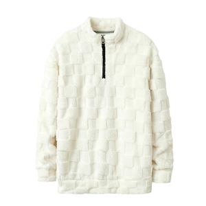 Détail du sweat en polaire blanche avec texture en damier 3D et col à quart de fermeture