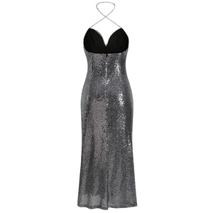 Détail du tissu à paillettes argentées et du col licou sur la robe de soirée