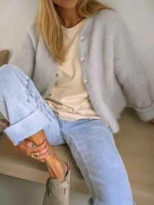 Cárdigan de punto gris claro con textura mohair y botones de ámbar en estilo casual