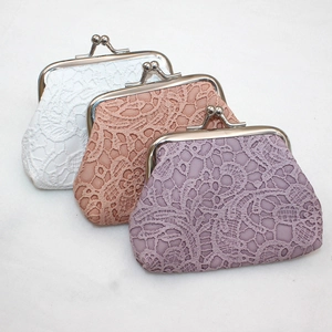 Vista detallada de mini monederos de encaje blanco, rosa y violeta con cierre de metal retro
