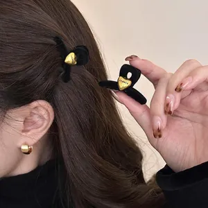 Set di mollette per capelli in velluto nero con dettaglio a cuore dorato