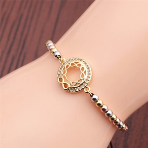 Dettaglio del simbolo dell'infinito dorato e ciondolo in zircone su bracciale tricolore