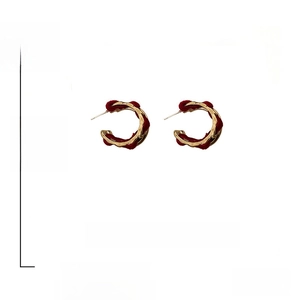 Detailed view of gold C-shape earrings with red fabric wrap, weight 9.7g and size 2.4cm