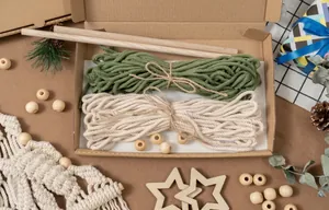 Détails du kit DIY sapin de Noël avec cordes en coton, perles en bois et accessoires étoiles