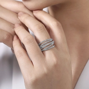 Exquisiter mehrlagiger Morse-Code-Ring mit funkelnden Mikropave-Kristallen in Silber-Optik