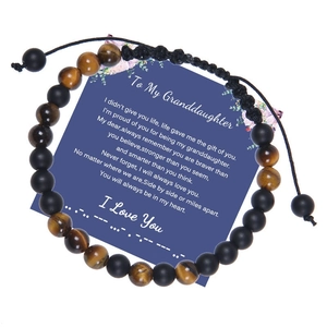 Détail du bracelet perlé en code Morse avec œil de tigre et carte cadeau pour petite-fille