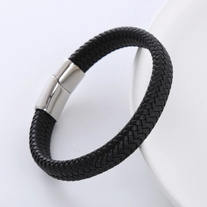 Dettaglio del bracciale in pelle intrecciata nera con chiusura magnetica in metallo argento