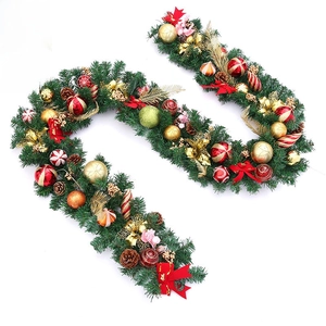 Guirlande de Noël luxueuse avec boules rouge-or et pommes de pin sur fond blanc