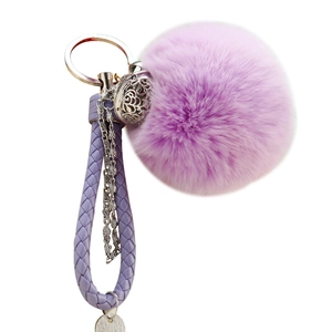 Porte-clés pompon violet avec lanière tressée et clochette en métal pour sac