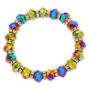 Primer plano de pulsera con cuentas irisadas de colores y espaciadores dorados con strass