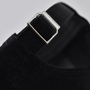 Dettaglio del cinturino regolabile del cappello nero con fibbia in metallo argento