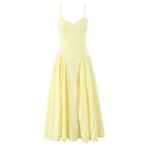 Détail de la robe d'été jaune clair à fines bretelles et corsage plissé chic