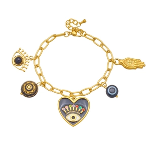Bracelet à maillons dorés avec pendentifs œil en émail coloré et main de Fatma sur blanc
