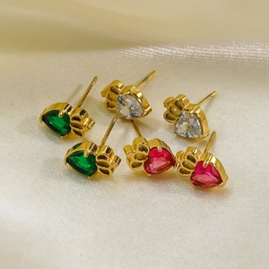 Three pairs of elegant heart-shaped claw ear studs in gold with emerald, white and rose stones