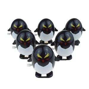 Détail du lot de six pingouins à remonter avec sourcils jaunes et clés de remontage