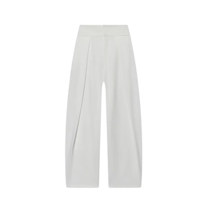 Detailansicht des gefalteten Designs und des hohen Bundes dieser weißen weiten Damenhose