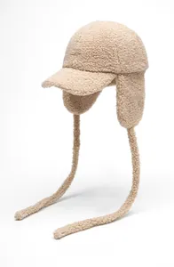 Détail de la casquette de baseball beige en polaire avec protège-oreilles et cordons