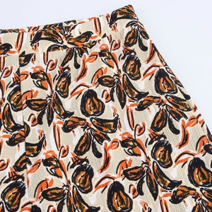 Detailansicht der beigen Blumenmuster-Textur und Taillennaht der Damenhose im Urlaubstil