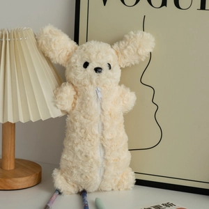 Détail de la trousse à crayons en peluche pelucheuse blanc crème avec zip et texture