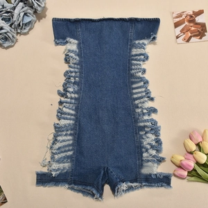 Détail d'un body en jean bleu avec découpes usées et bords effilochés stylés