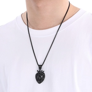 Détail du pendentif lion noir hip-hop avec couronne et chaîne porté par un mannequin