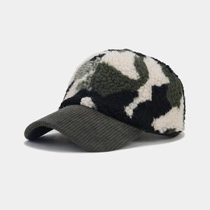 Détail d'une casquette de camouflage d'hiver en polaire avec visière en velours