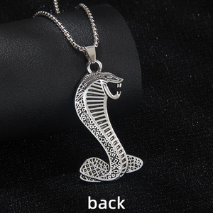 Collier avec pendentif serpent cobra en acier inoxydable argenté et chaîne boîte pour homme