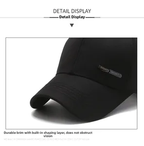 Gros plan sur une casquette de baseball noire avec emblème sport et coutures soignées