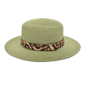 Dettaglio cappello di paglia verde con fascia leopardata e borchia dorata elegante