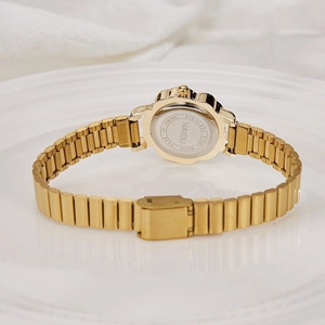 Montre dorée élégante pour femme avec bracelet floral en acier et dos en acier inoxydable