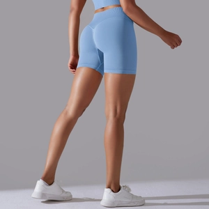 Detailopname van de lichtblauwe naadloze yoga short met hoge taille en push-up effect