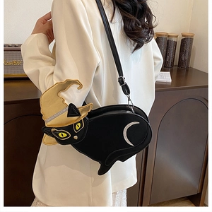 Détail du sac bandoulière en forme de chat avec chapeau de magicien et lune