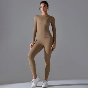 Détail du tissu extensible sur l'ensemble de yoga deux pièces marron à manches longues