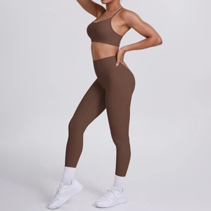 Detailansicht der nahtlosen dunkelbraunen Yoga-Leggings mit flacher Nahtführung