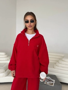 Completo sportivo rosso da donna con felpa a mezza zip e pantaloni larghi a gamba dritta