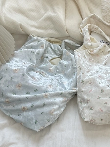 Borse tote in seta perlata con stampa orsetto, finiture azzurro e bianco crema