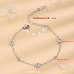 Détail du bracelet à chiffres romains avec zircons, montrant la chaîne de 15cm ajustable