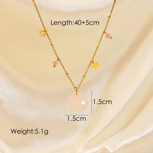 Detailansicht der 40+5cm Gold-Titan-Halskette mit rosa Tropfenstein und Sternanhänger