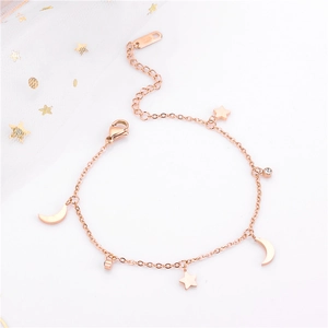 Detail von Roségold Armband mit Mond- und Sternanhängern und funkelnden Kristallen
