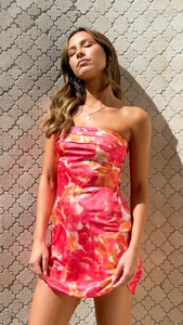 Détail du tissu satiné à fleurs sur une robe d'été bustier courte rose et orange