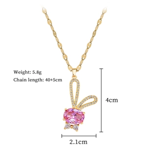 Détails du collier lapin rose avec dimensions de 4cm de hauteur et poids de 5,8g