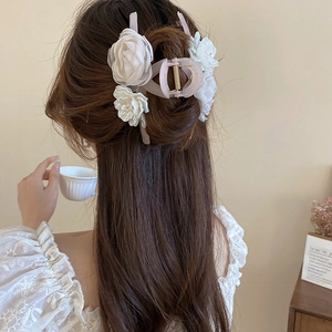 Elegante pinza per capelli a fiori per donna con rose champagne e design in acrilico rosa