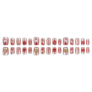 Faux ongles rose pailleté avec lanternes de Nouvel An rouges et motifs de feux d'artifice